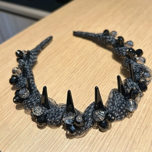 Vue détaillée du serre-tête gothique avec tissu résille, pointes noires et perles cristal