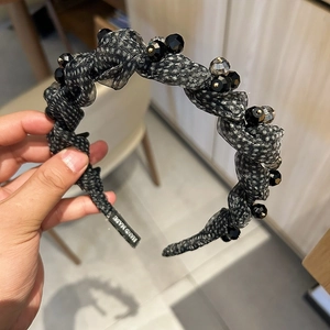 Gros plan détaillé du serre-tête floral noir fait main avec des perles en cristal étincelantes
