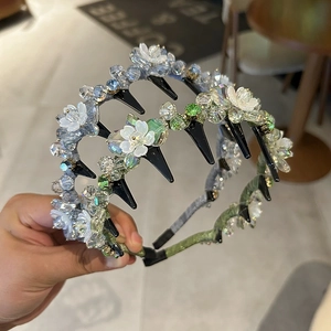 Detailed view of beaded floral headbands featuring non-slip inner teeth design for hair grip