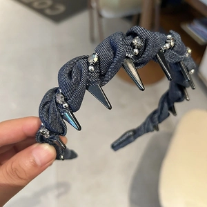 Cerchietto in denim blu intrecciato con borchie punk e brillanti strass di cristallo