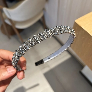 Serre-tête élégant aux perles argentées avec cristaux facettés et doublure confortable