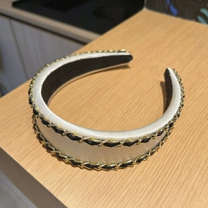Serre-tête large vintage avec double chaîne dorée et finition satinée blanche de luxe