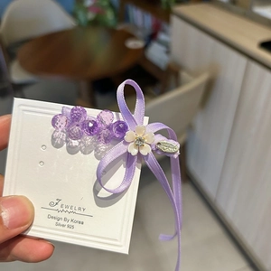 Barrette en argent S925 avec nœud violet, perles de cristal et détail de fleur blanche