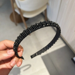 Gros plan détaillé du serre-tête large fait main avec perles de cristal noir facettées