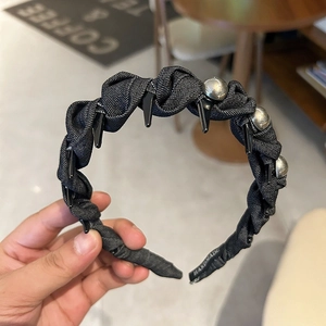 Serre-tête noué en jean noir fait main avec perles argentées et pointes style punk