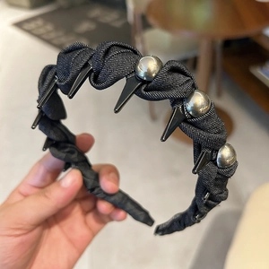 Serre-tête en denim noir fait main avec clous et perles style punk pour femme