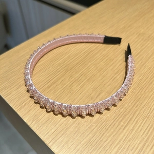 Vue détaillée d'un serre-tête en cristal rose avec perles et tissu satiné doux