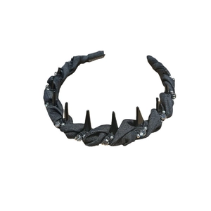 Cerchietto intrecciato nero stile punk con borchie a punta e strass luccicanti