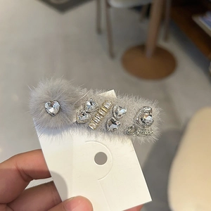 Pince à cheveux élégante en peluche avec strass brillants et logo brodé sur carte