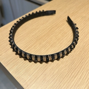 Détail d'un serre-tête de luxe avec perles de cristal et dents antidérapantes noires