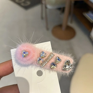 Pince à cheveux élégante en peluche rose avec cristaux étincelants en cœur sur carte