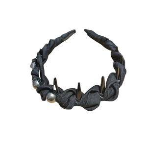 Serre-tête punk en denim noir avec pointes noires et perles métalliques argentées
