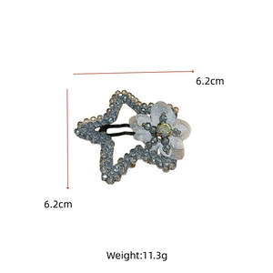 Plan détaillé de la pince à cheveux étoile bleue montrant les dimensions 6,2cm et le poids