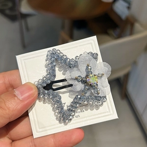 Barrette étoile en perles bleues avec fleur en résille blanche pour coiffure femme