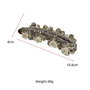 Vue détaillée de la pince banane perlée faite main avec dimensions 10,8 cm et poids de 40 g