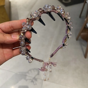 Détail du serre-tête tressé violet avec cristaux brillants et dents antidérapantes noires