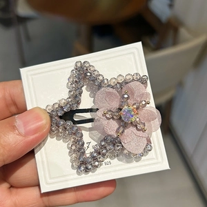 Pince à cheveux étoile avec fleur en tissu violet et perles de cristal sur pince crocodile