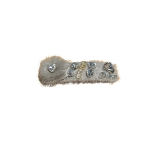 Barrette élégante en fausse fourrure grise avec cœurs en cristal et pendentif en métal