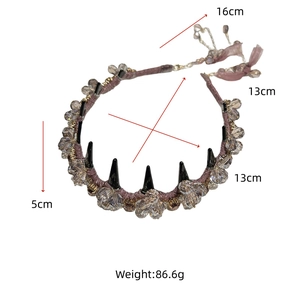 Vue détaillée des dimensions du bandeau en cristal avec pointes noires et perles mauves