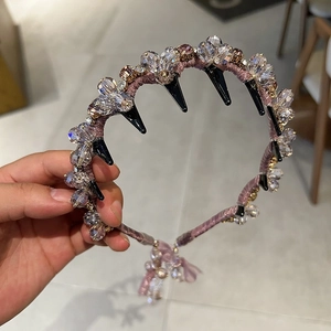 Détail du serre-tête orné de perles en cristal avec dents antidérapantes en satin mauve
