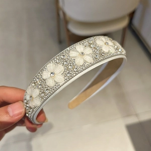 Serre-tête large baroque avec fleurs nacrées blanches et cristaux de strass brillants