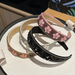 Détails de serre-têtes faits main ornés de strass et de fleurs en cristal chic
