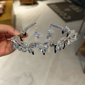 Détails du serre-tête serti de cristaux avec motifs floraux bleus en forme de cœur