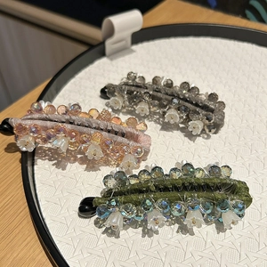 Lot de trois pinces banane faites main avec perles et fleurs en gris, rose et vert olive
