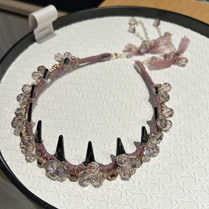 Serre-tête de luxe avec cristaux roses, pointes noires et nœud sur plateau d'exposition