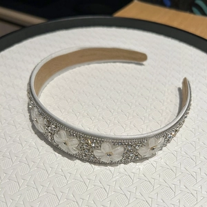 Vue détaillée du serre-tête en cristal blanc avec ornements de strass scintillants