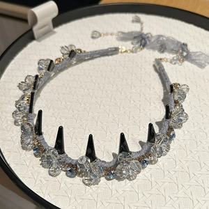 Serre-tête de luxe en cristal avec pointes noires et ruban en organza bleu style gothique