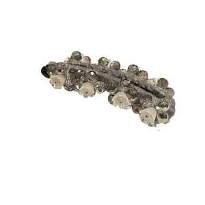 Pince banane élégante pour femmes avec perles grises et petites fleurs blanches sur tissu