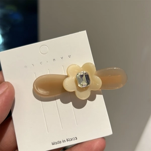 Pince à cheveux fleur en acétate élégante avec strass sur carte de présentation