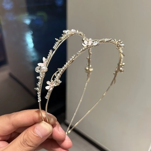 Set de serre-tête élégant avec base dorée, fleurs roses, perles et strass brillants