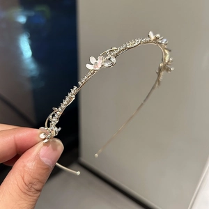 Serre-tête doré élégant avec de délicats pétales roses et des cristaux scintillants