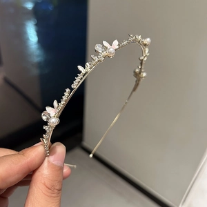 Serre-tête élégant en métal doré avec papillons roses, perles blanches et cristaux