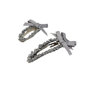 Lot de deux barrettes à cheveux argentées avec nœuds gris et détails perlés