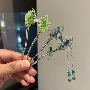 Details chinesischer Haarnadeln mit Bambusblatt-Anhängern und eleganten Quasten