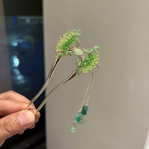 Klassische goldene Haarnadel mit grünem fächerförmigem Blatt und langem Quastenanhänger