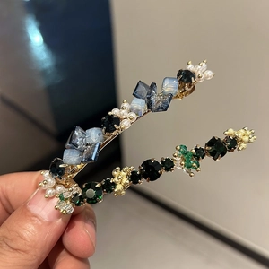Elegant crystal hair clips set with blue rhinestones and pearls for women's hairstyling