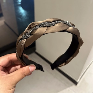 Detailansicht des gewebten Satin-Haarreifs mit Kristall-Strass in Bronze und Braun