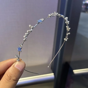 Serre-tête fin argenté avec perles, étoiles bleues et strass pour coiffure d'été