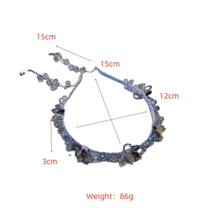 Détails du serre-tête en cristal fait main avec dimensions de 15 cm par 12 cm