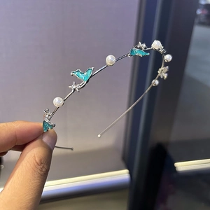 Serre-tête argenté avec breloques papillons bleus et perles blanches pour femmes