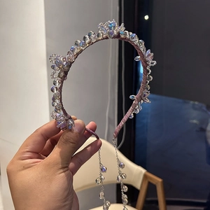 Vue détaillée du serre-tête en cristal lavande fait main avec de longues franges perlées