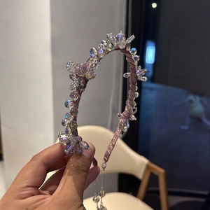 Détail du bandeau en soie lavande avec cristaux et chaînes à franges argentées