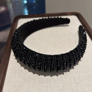 Detail eines luxuriösen schwarzen Perlenstirnbands mit handgenähten Kristallen