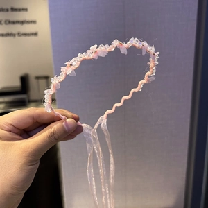Rosa Haarreif mit durchsichtigen Organza-Bändern und eleganten Perlenblumen-Akzenten
