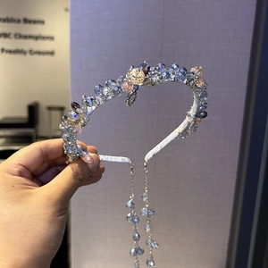 Détail d'un serre-tête en cristal fait main orné de longs pendentifs à glands élégants