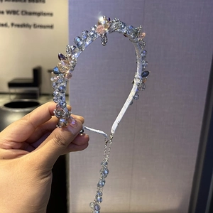 Détail d'un serre-tête en cristal avec strass multicolores et longues franges de perles